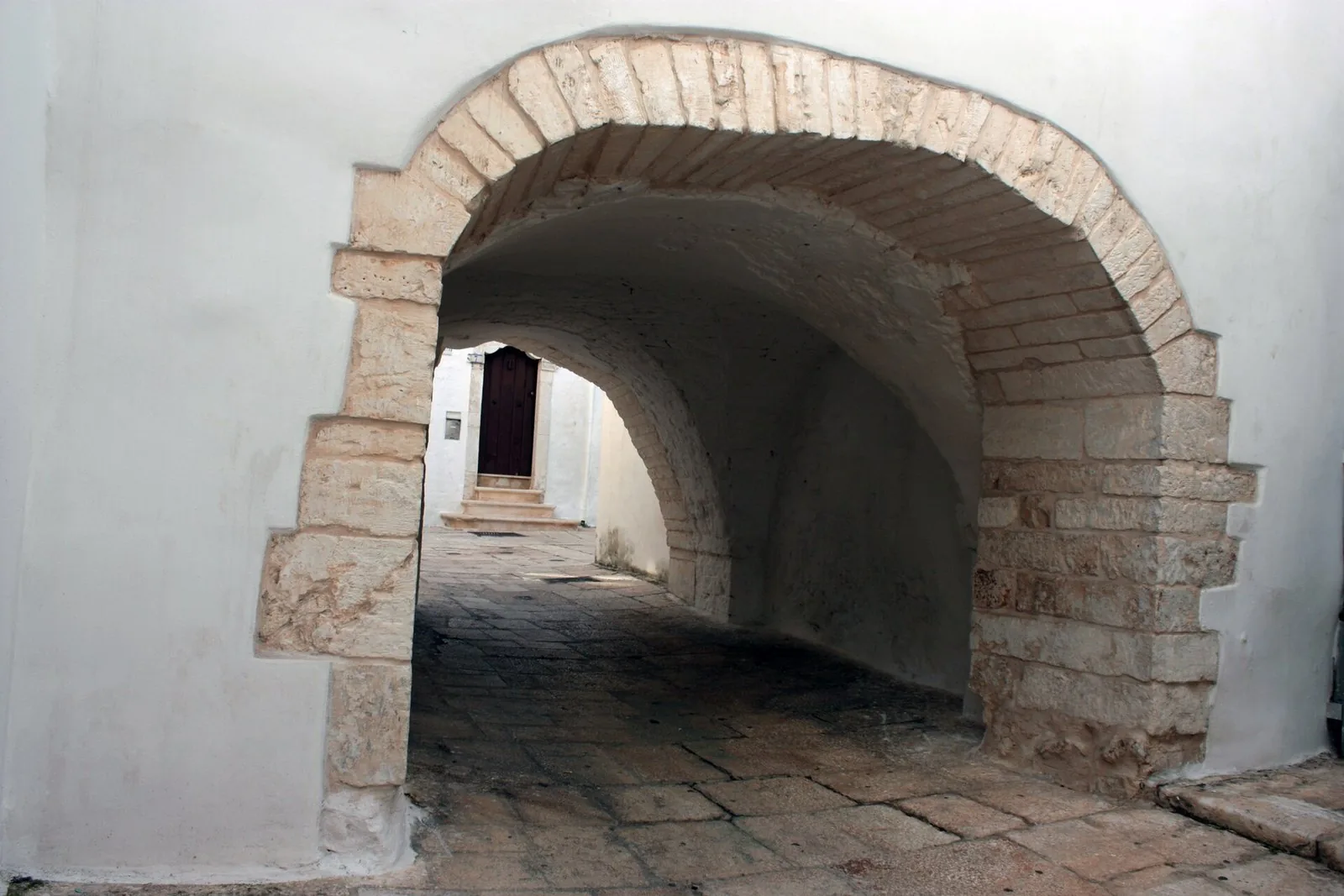Un arco in pietra nel centro storico di Cisternino