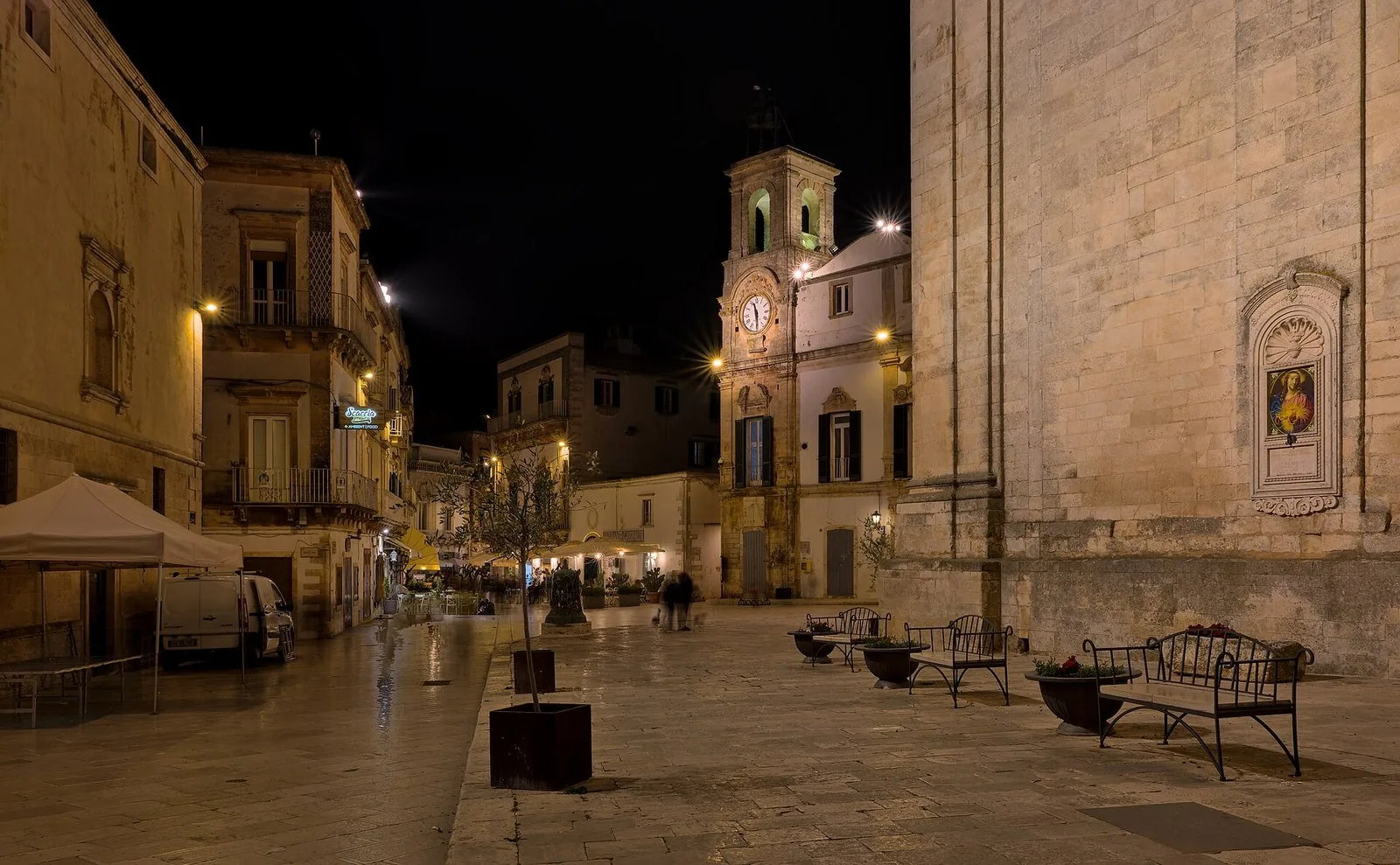 Il centro storico di Martina Franca illuminato di sera, con la torre dell'orologio