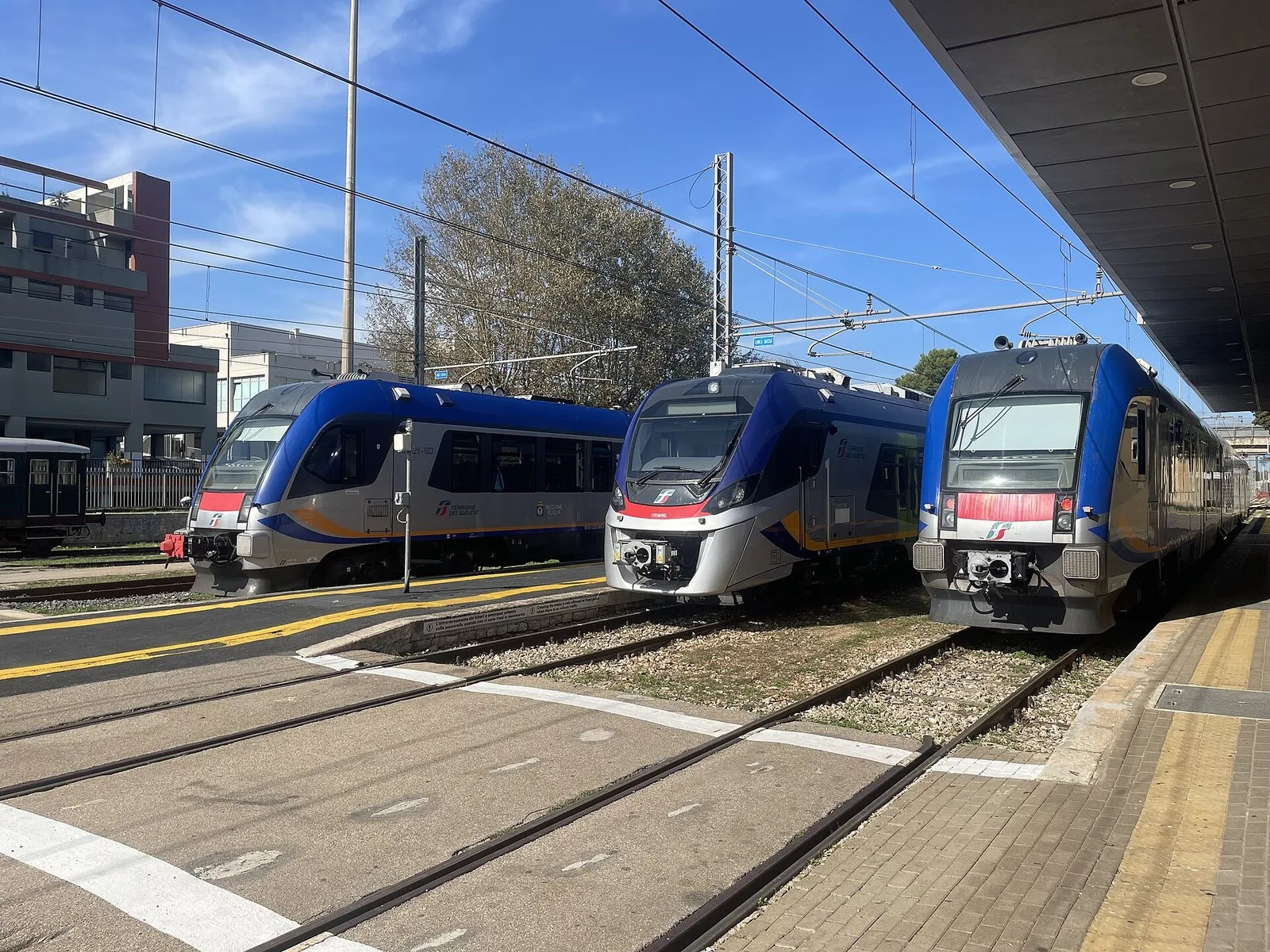Treni regionali fermi ai binari della stazione di Martina Franca